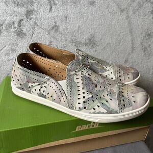 Earth Tangelo Size 11 Gray Floral Leather Laser Slip On Casual Sneaker Shoe